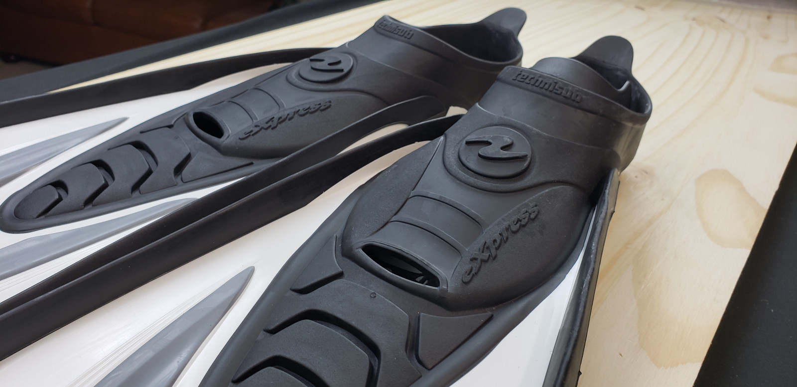 NEW Aqua Lung Express full-foot Fins, size 5-6, white