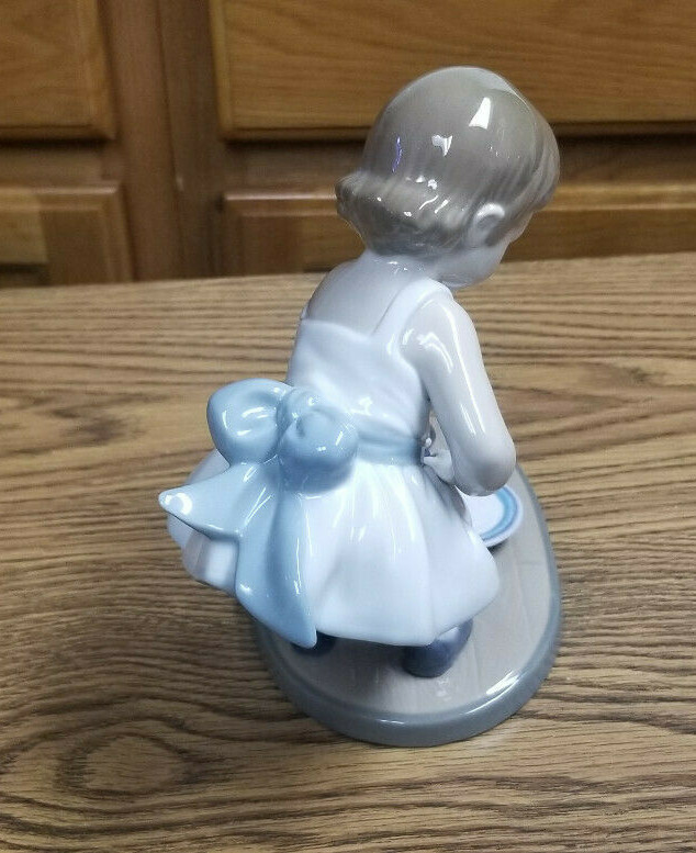 KITTY'S BREAKFAST TIME GIRL WITH KITTEN CAT ANIMAL FIGURINE BY LLADRO #8498