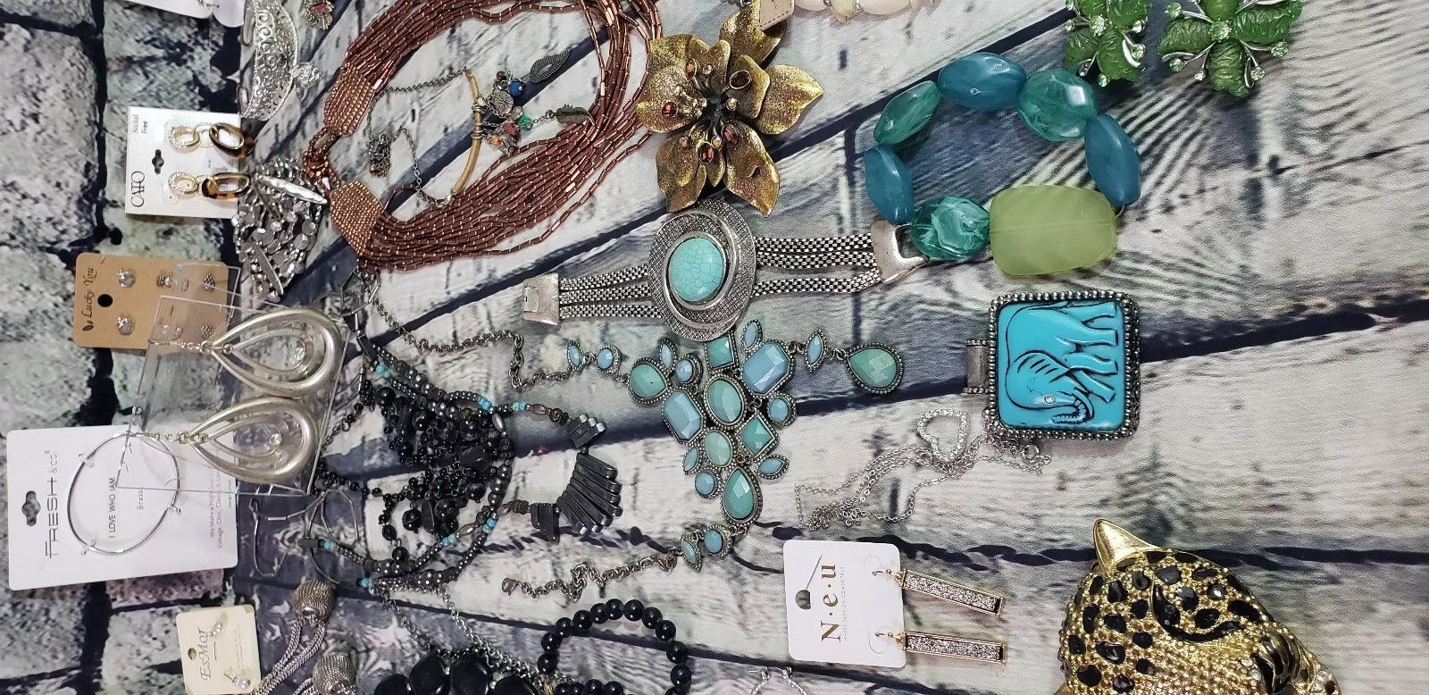 60 PC Mixed Lot Fashion Jewelry Earring Necklace Bracelet Pendant NBC-11