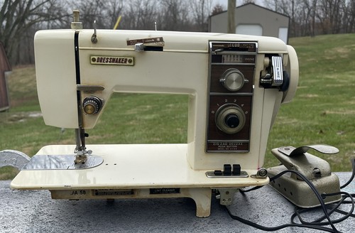 DRESSMAKER SEWING MACHINE ZIG ZAG DELUXE MODEL 311 B.B.