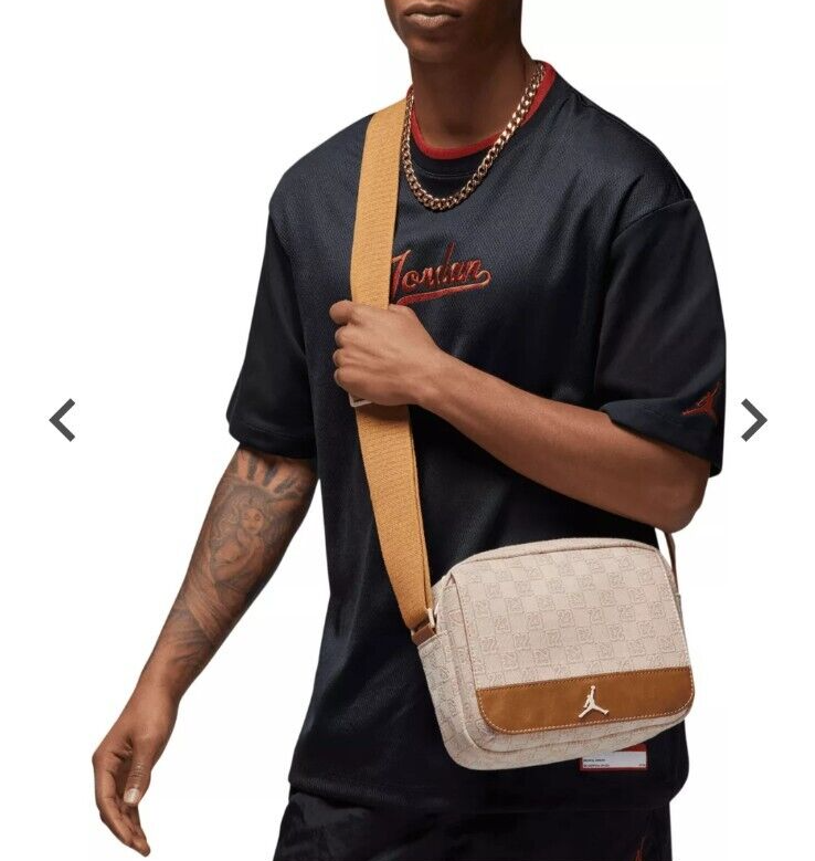 【未使用級】JORDAN BRAND MONOGRAM BOSTON NWT Nike Jordan Monogram Mini Messenger Crossbody Bag (3.6L
