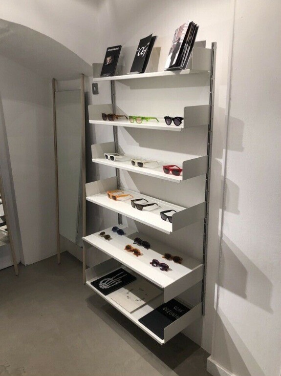 Vitsoe 606 Universal shelving shelves in S. Bermondsey in Southwark