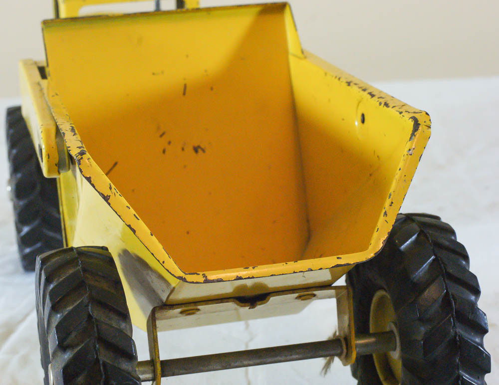 NYLINT TOURNAROCKER YELLOW WITH ORIGINAL STRING PRESSED STEEL 1950s