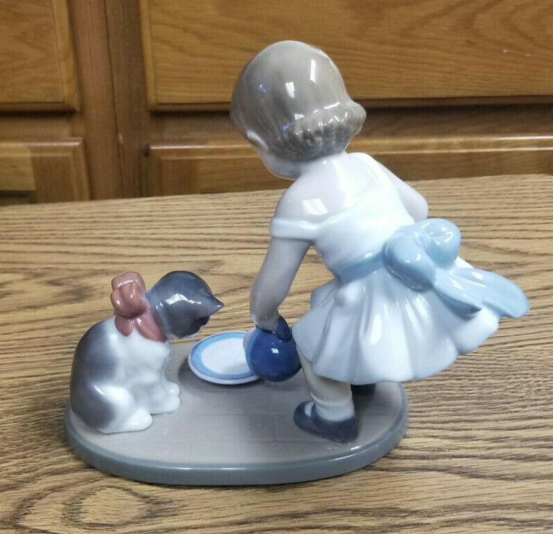 KITTY'S BREAKFAST TIME GIRL WITH KITTEN CAT ANIMAL FIGURINE BY LLADRO #8498