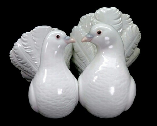LLADRO SPAIN WHITE PORCELAIN KISSING LOVE DOVES #1169 RETIRED. WEDDING CAKE TOP