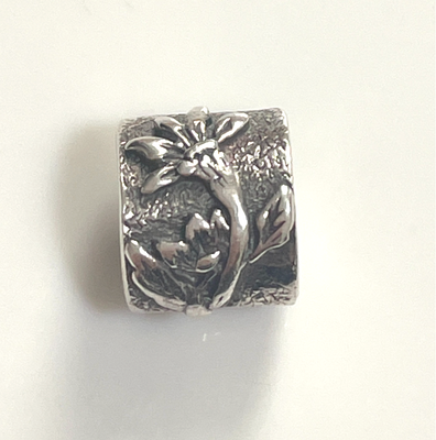 Pandora hotsell poinsettia charm