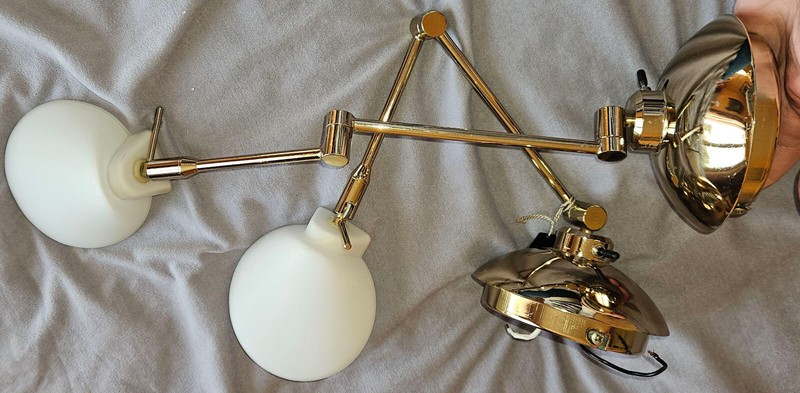 Fase : 2 Appliques Design Bras Articulé En Laiton Doré Et Cache En Verre Blanc