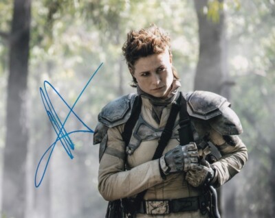 NIAMH ALGAR signed Autogramm 20x25cm RAISED BY WOLVES in Person autograph COA