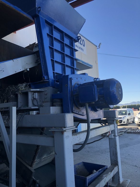 (1995/2006) 120 HP Lindner dual shaft tire shredder model UZ150