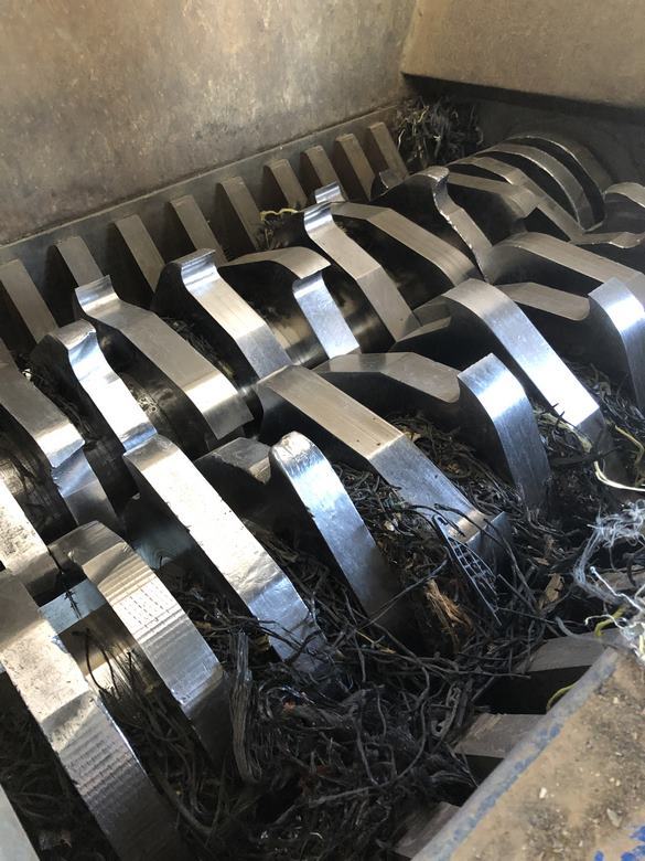 (1995/2006) 120 HP Lindner dual shaft tire shredder model UZ150