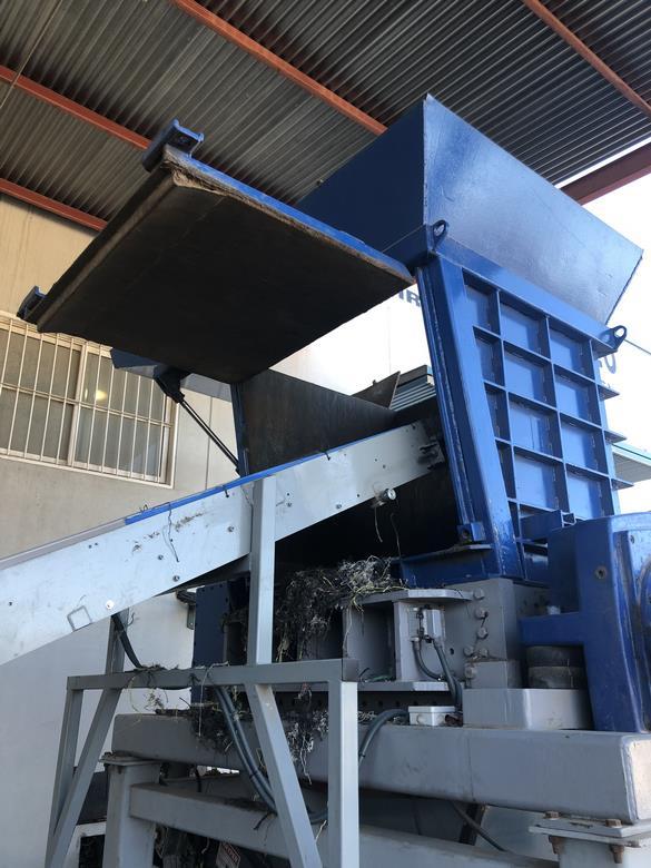 (1995/2006) 120 HP Lindner dual shaft tire shredder model UZ150