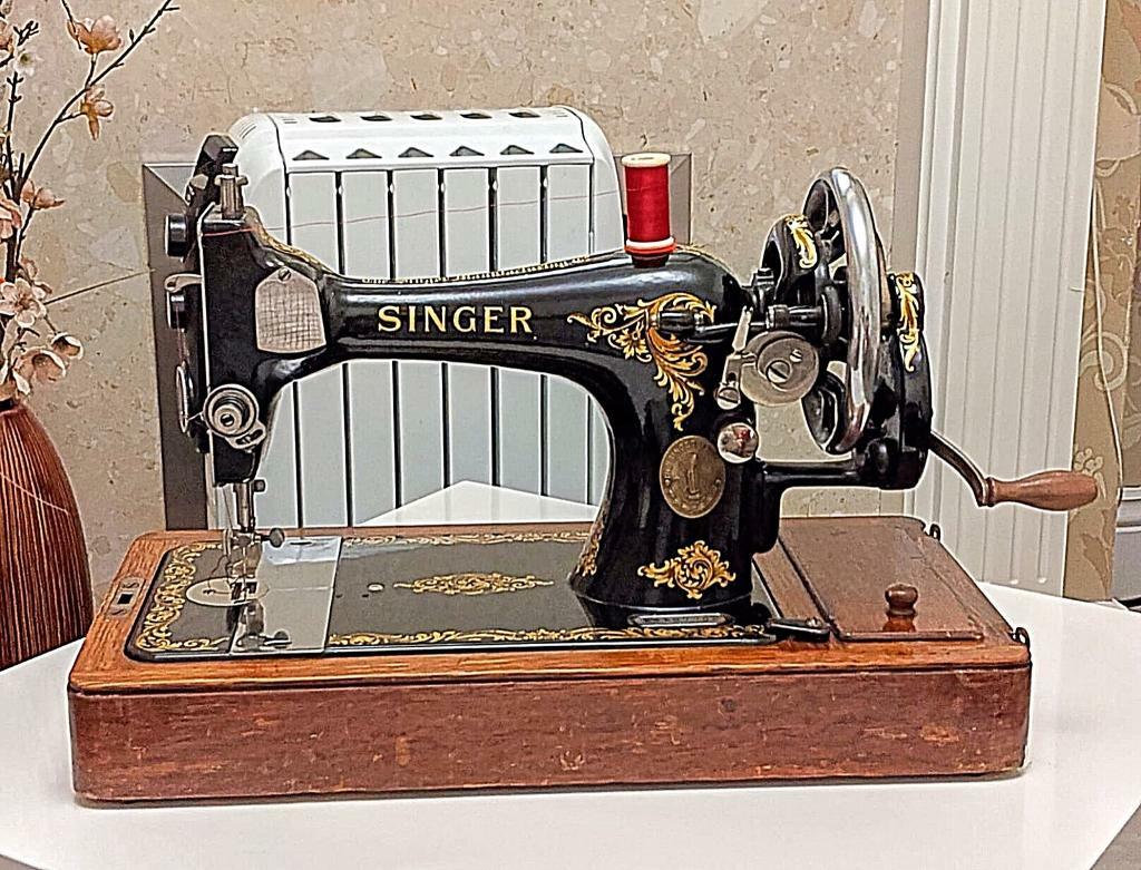 IMMACULATE CONDITION ANTIQUE SINGER 128K SEWING MACHINE VINTAGE HAND