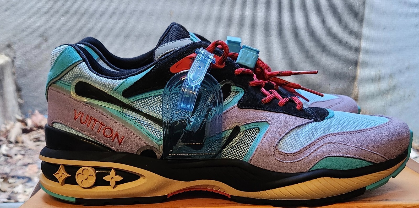 アート・デザイン・音楽 Louis Vuitton Sneakers by Virgil Abloh Virgil Abloh Signed | Louis Vuitton 'LV Trainer' | Size 10.5