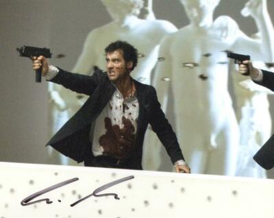 CLIVE OWEN SIGNED 8X10 PHOTO AUTHENTIC AUTOGRAPH THE INTERNATIONAL AUTOGRAPH COA
