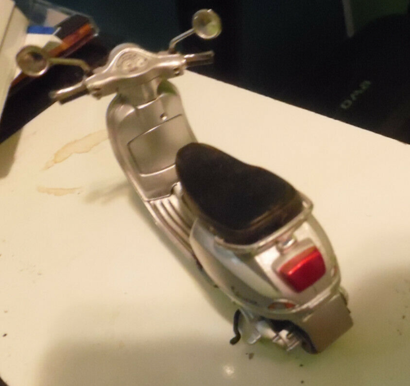 Maisto Model VESPA TOY MINI MOTORBIKE MODEL 30+ years old 4 1/4 x 2 1/4