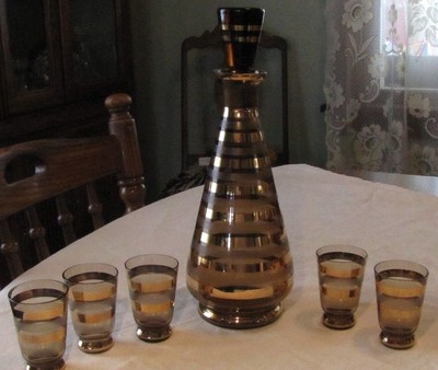 Vintage Mid Century Amber Decanter & 5 Cordial Glass Gold Bands Rings