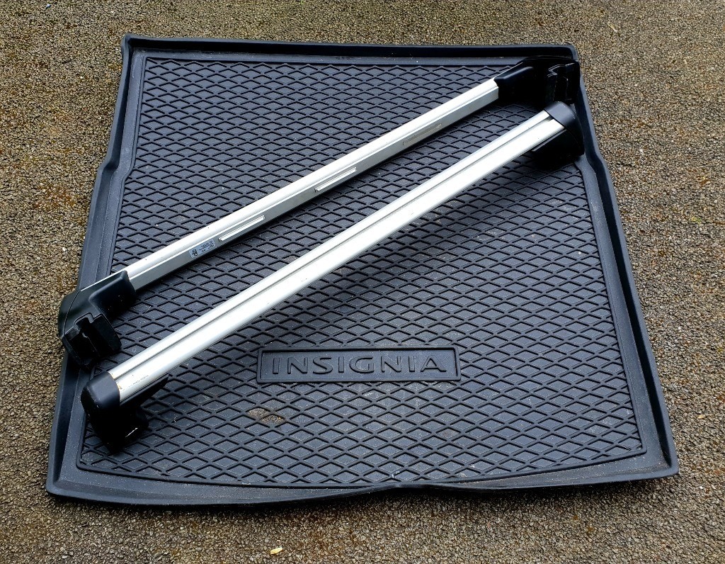 Vauxhall Insignia Estate (2012) Roof bars and Boot Protector in