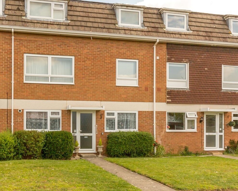Ground Floor 2 bed Flat with Garage and Parking in Shelley Close