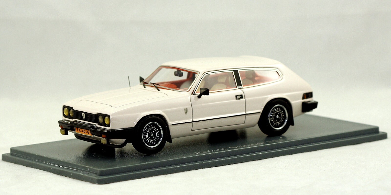 1/43 NEO Scale Models NEO43745 Reliant Scimitar SE6 GTE LHD