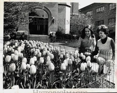 1976 Press Photo Mrs. Roger Pollman and Mrs. Mervin Smith Admire Tulips