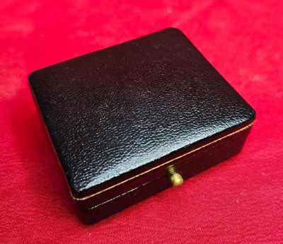 EXCELLENT R. SIMON JEWELERS BRAZIL LEATHER PIN BOX. PUSH BUTTON.  APPEARS UNUSED