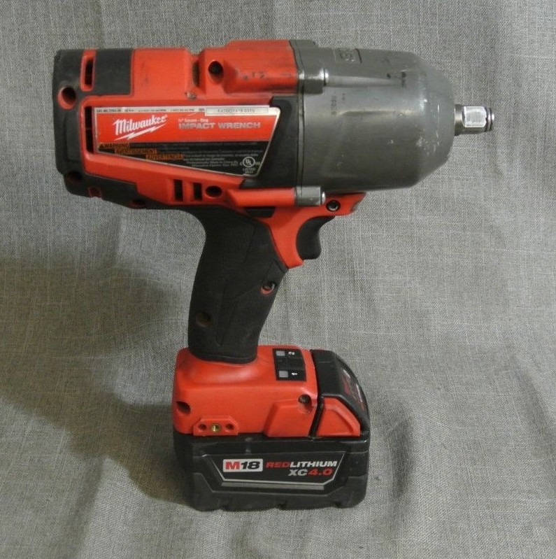 MILWAUKEE M18 276320FUEL 1/2'' IMPACT WRENCH W/BATTERY AND CHARGER (192672-1 GN)