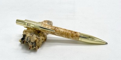 Klick-Kugelschreiber, Holzkugelschreiber aus Birken Maserholz, handgedrechselt.