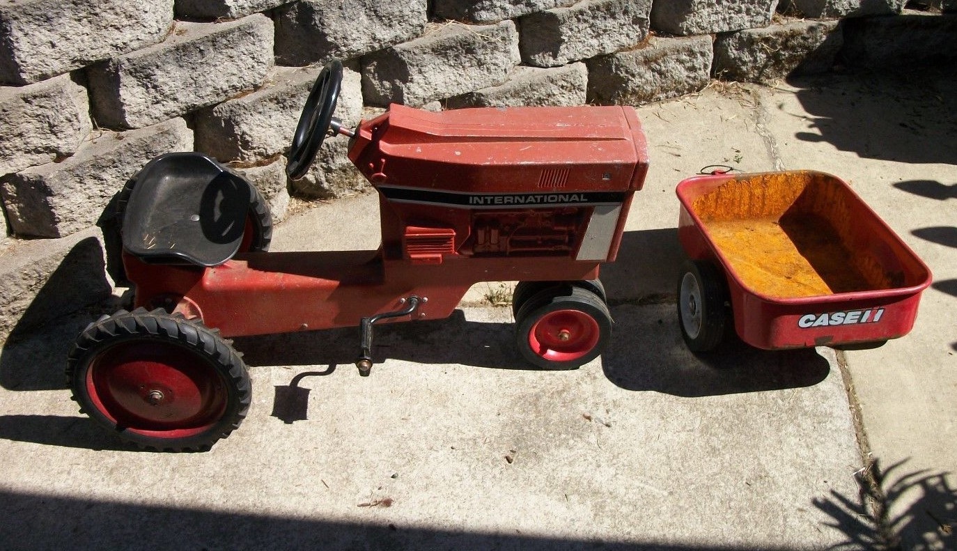 VINTAGE INTERNATIONAL HARVESTER PEDAL TRACTOR & TRAILER