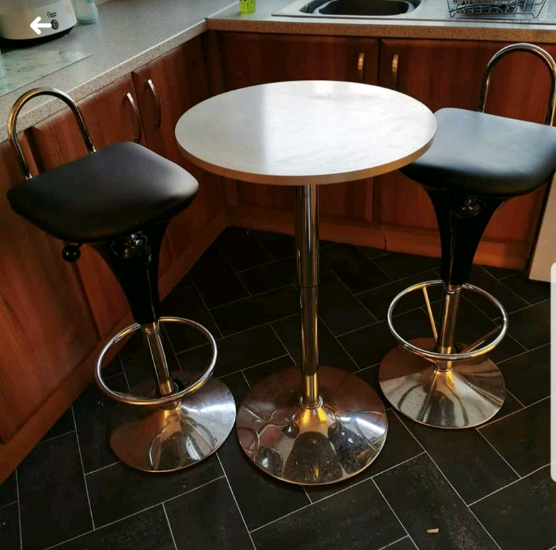 Stools and table, all 3 got gas lift system. Free delivery in