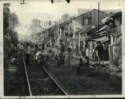 1965 Press Photo Devastated Saigon residents scatter around their worn-torn city