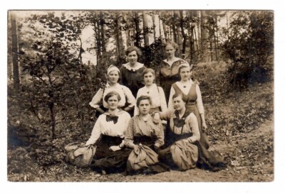 4748- Foto AK * Damengruppe im Wald * 20iger