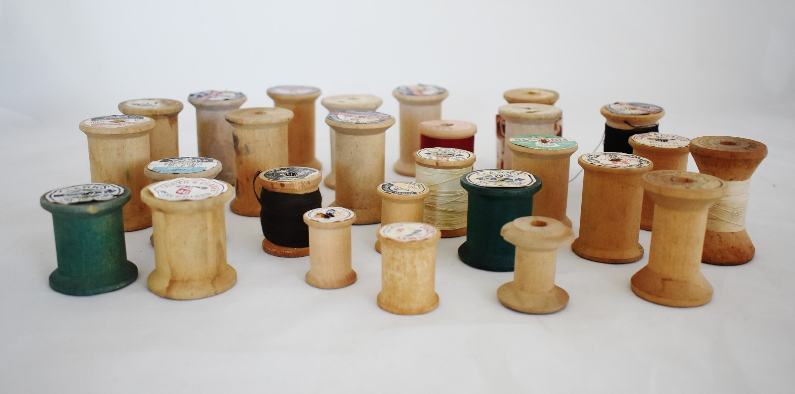 Mixed Lot of 27 Vintage Wooden Thread Spools  Clarks  Blossom  Belding  Talon