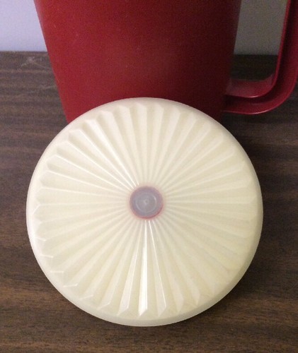VTG TUPPERWARE PITCHER W/ PUSH BUTTON SUCTION LID MAROON RED 1.5 Qt. 1575-7