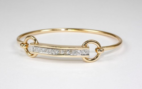 Armbänder im Armreif Stil