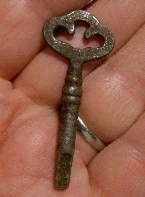 Vintage Old Antique Ornate Singer Sewing Machine Cabinet 3 Sided Key Triangle