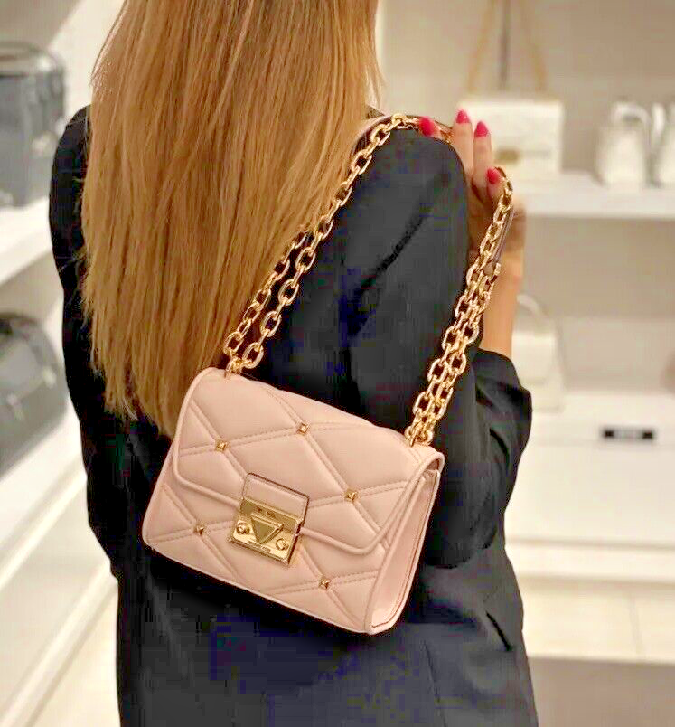 Michael Kors Serena kleine vegane Umhangetasche mit Klappe in Pulver rot rosa ne