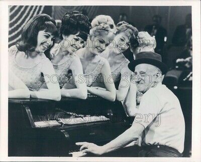 1980 Press Photo Pretty Women Watch Jimmy Durante Play Piano 1960s TV Sullivan