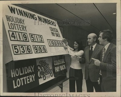 1976 Press Photo New York lottery officials post jackpot amounts in Albany