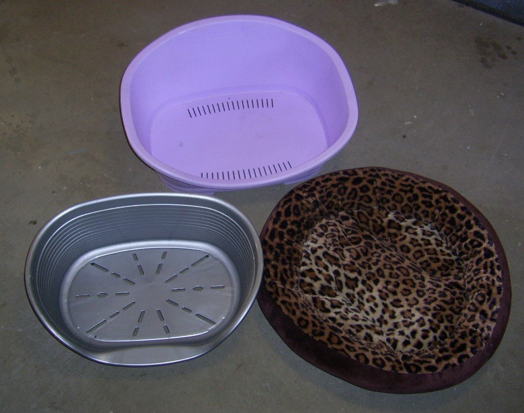 3 x Cat Beds 2 x Plastic + Large Luxury Fabric Cat Bed in