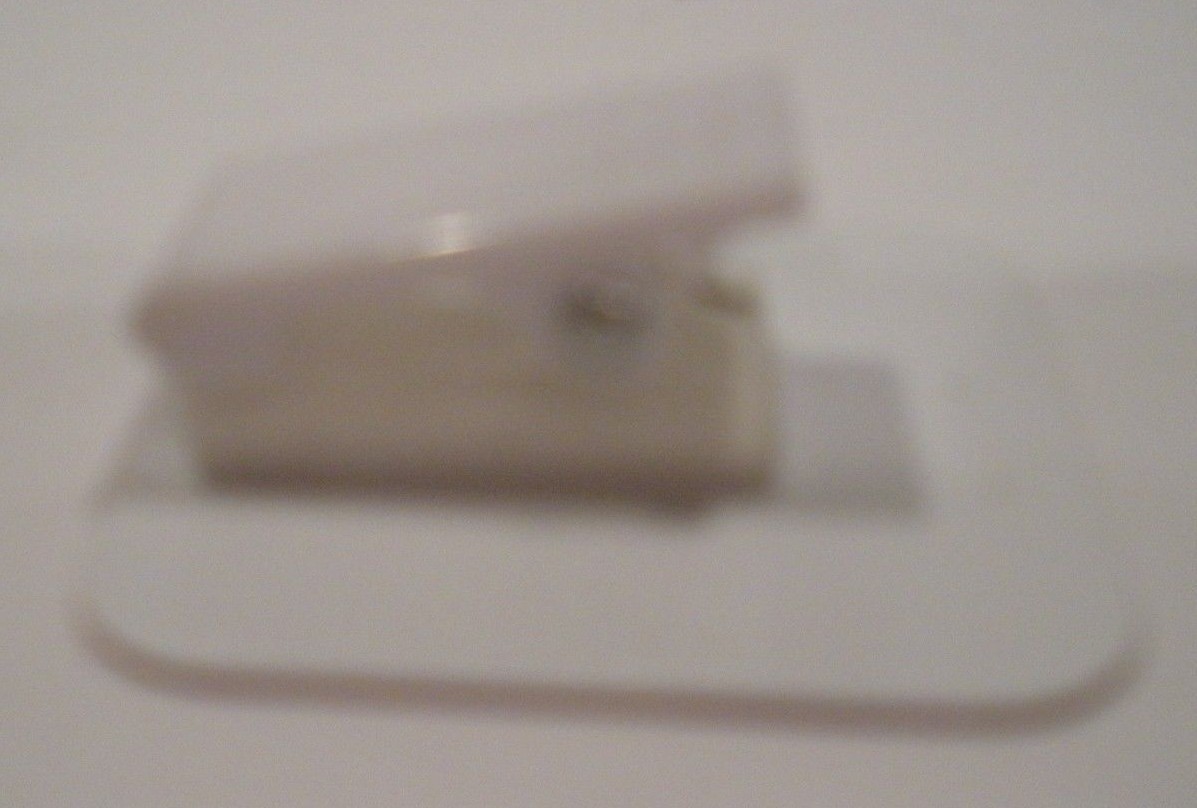 Spring Back Clip On Tags Red  1 1/2