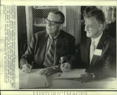 1972 Press Photo Richard Eckert & others sign nuclear power plant contract