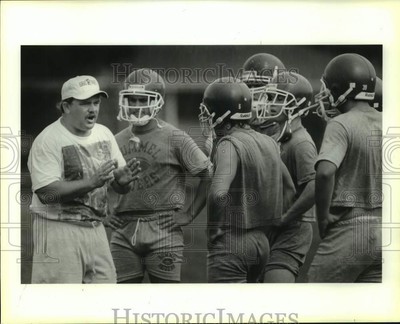 1991 Press Photo Rummel football coach Marc Martin instructs players at practice