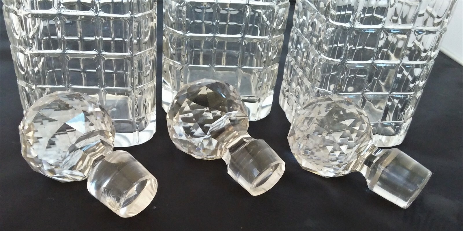 ANTIQUE EDWARDIAN ENGLISH OAK AND BRASS THREE BOTTLE TANTALUS CIRCA 1890-1917