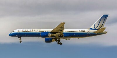 United Airlines Boeing 757-222 10'' x 20'' Color Photograph (APPM10036)