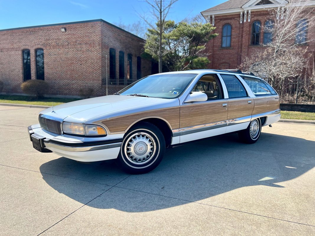 1995 Buick Roadmaster  White Station Wagon 5.7 Liter V8 4 Speed Automatic