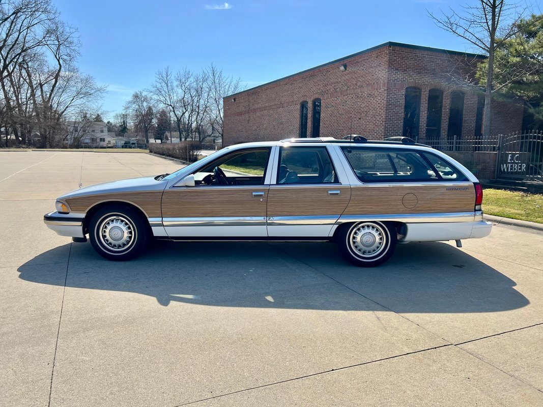 Owner 1995 Buick Roadmaster  White Station Wagon 5.7 Liter V8 4 Speed Automatic