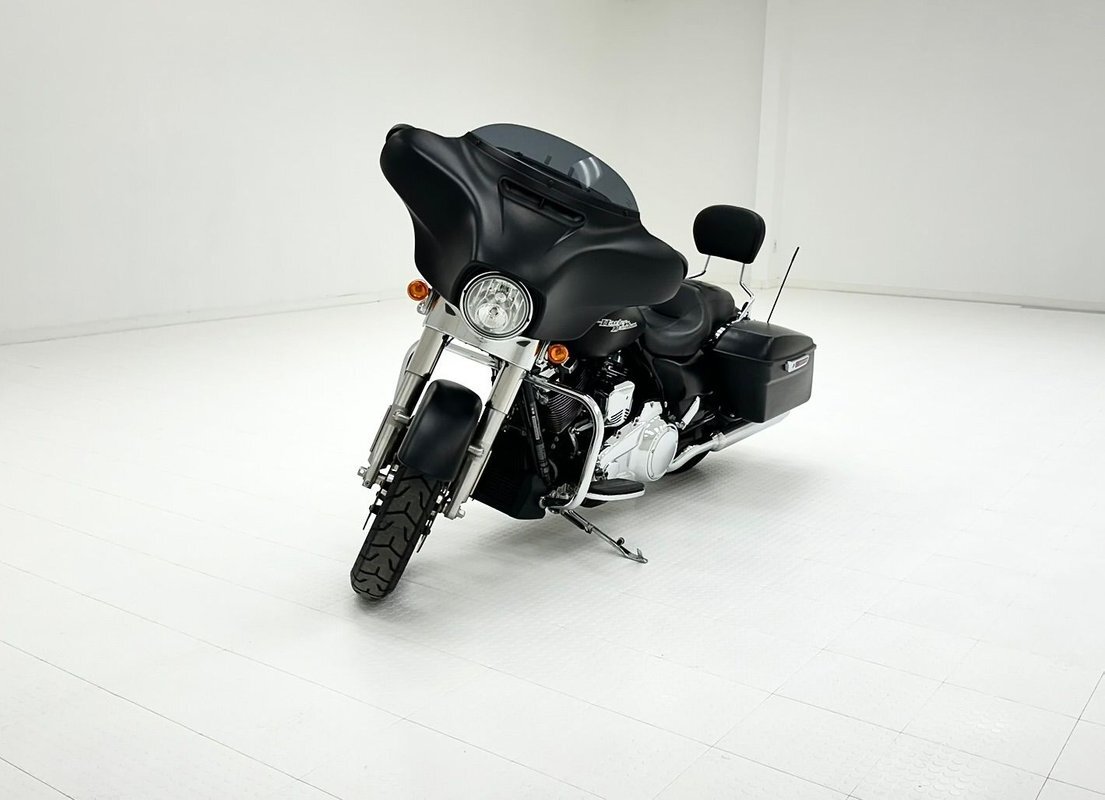 7,293 Miles/2 Owners/Factory Black Denim Paint/107ci V-Twin/6-Speed Manual