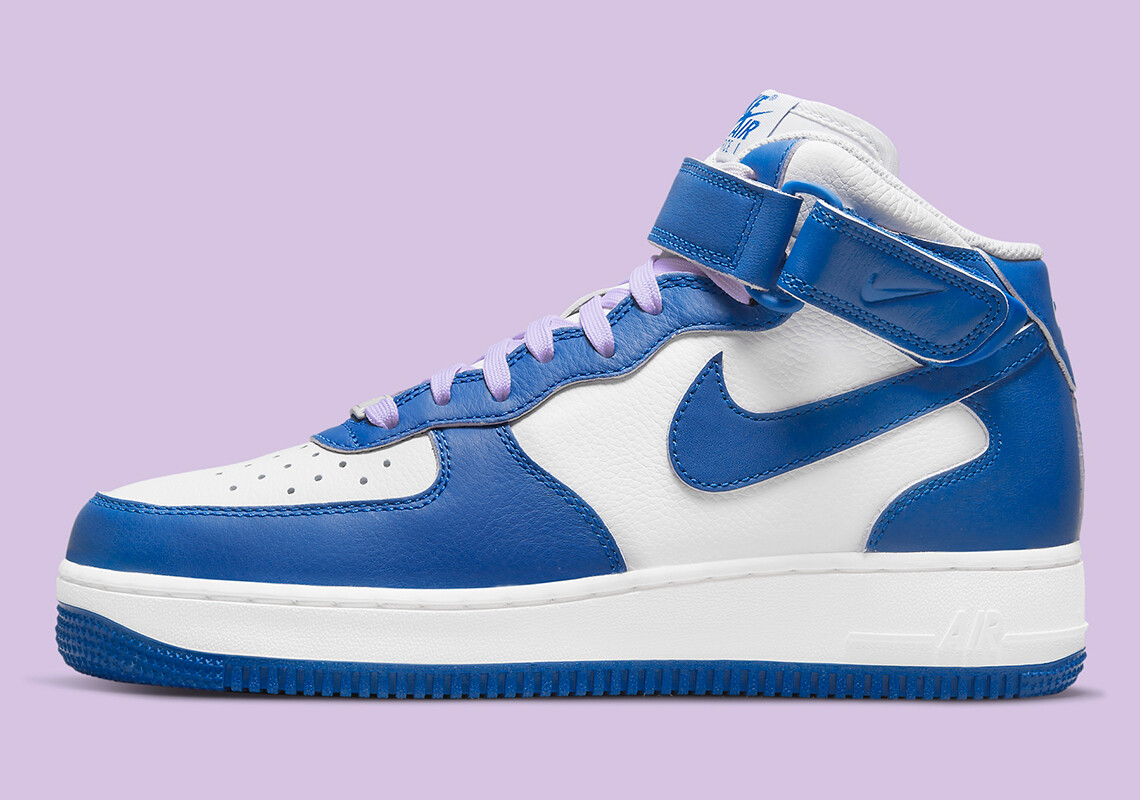 Женские кроссовки Nike Air Force 1 07 Mid Kentucky Military Blue Sail DX3721-100, размер 7,5