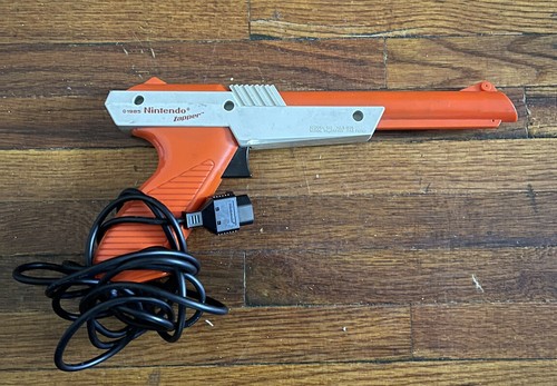 海外限定 '1985 NES Zapper Nintendo Nintendo Entertainment System NES Zapper 1985 NES-005