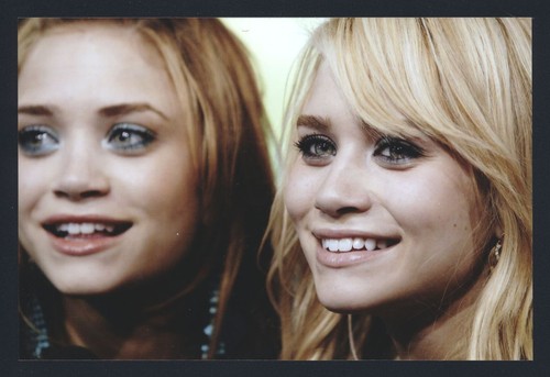 Lot of (3) MARY-KATE AND ASHLEY OLSEN Live Candid Snapshot